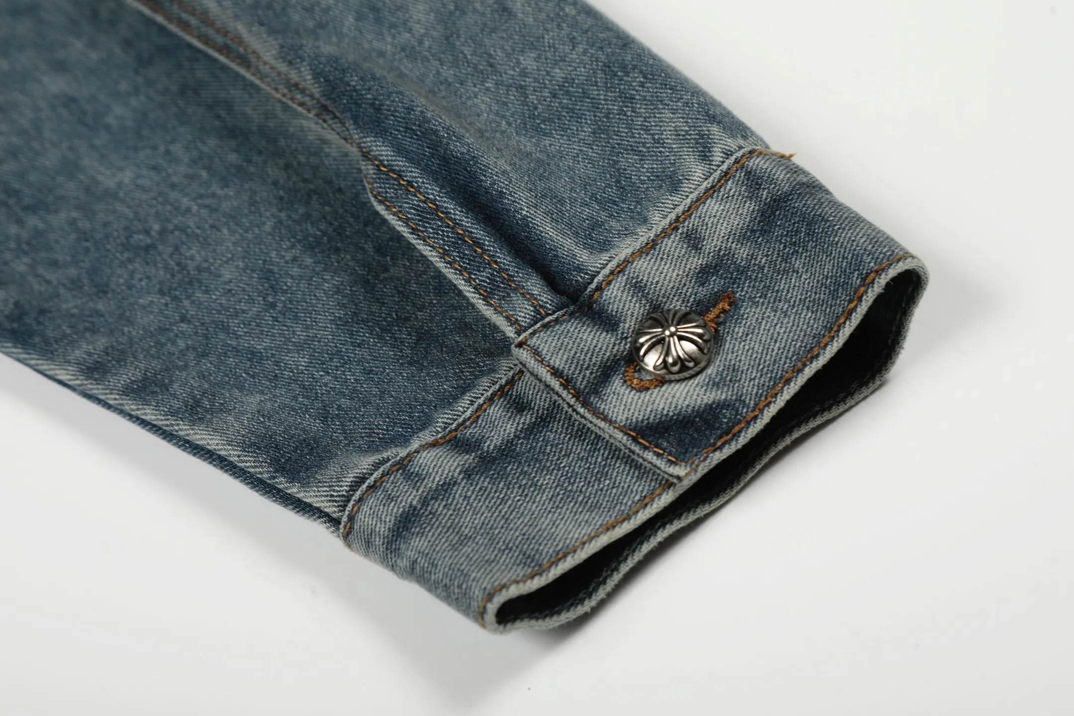 P270 💰 Chrome Hearts Chrome Hearts leather cross patch color leather embroidered shirt denim jacket OS version can be worn by both men and women! The fabric is made of twill gauze cotton fabric! The texture is clear and smooth, not easy to wrinkle or fade! The embroidery process is complex and repetitive. There are more than 20 leather labels. It takes 6 repeated embroidery steps to complete the back body. The requirements for the embroidery machine are very strict, and the distance is 45 cm! It won’t work if the spacing is too big, and it won’t work if it’s too small! We make clothes with care, and every detail must be restored one to one! The hardware is all carved and cast, and they are all genuine from the original factory! This piece of clothing consumes a lot of material, with more than 3 meters of material used for one piece of clothing! After the garment is made, it needs to be fixed at high temperature, washed at a water temperature of more than 70 degrees, and softened by adding softener to make the upper body softer and smoother! There is a flap on the sleeve that can be stored into short sleeves! Adapt it to that understanding Color: Blue Size: S-M-L-XL